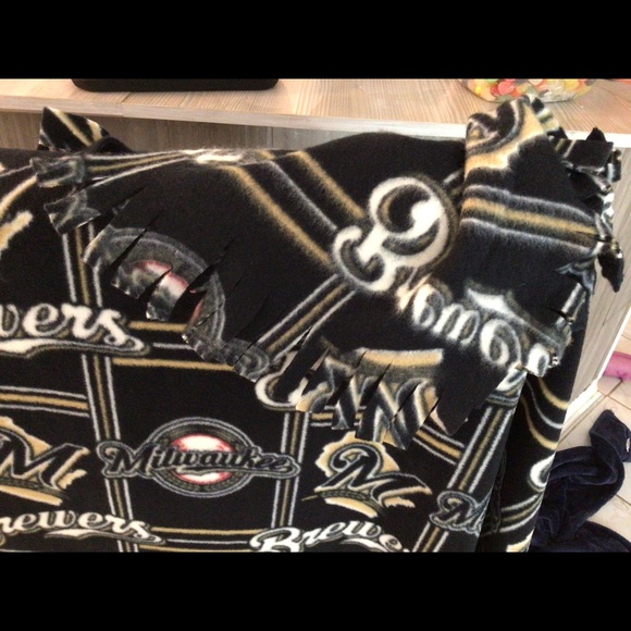 Milwaukee Brewers decorative fringed throw - Picture 3 of 4